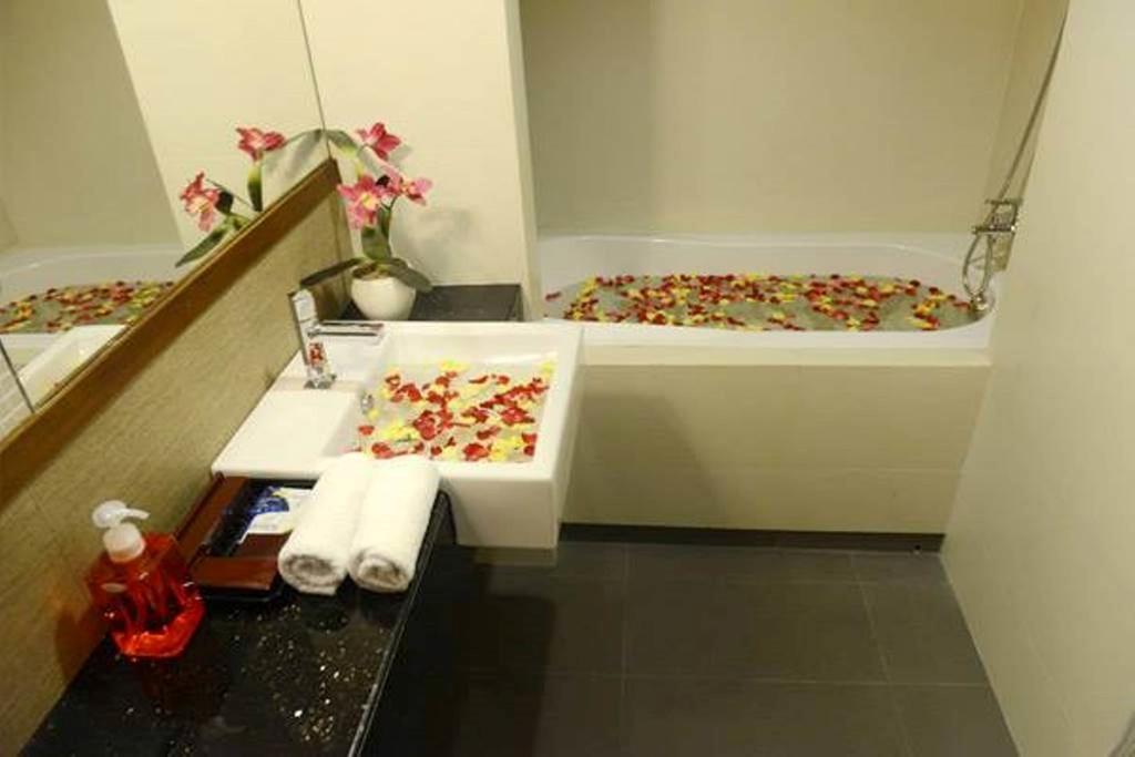 Green Paradise Hotel Янгон Экстерьер фото